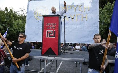 El candidato de Aurora Dorada Ilias Panagiótaros en un mitin en Atenas, en mayo de 2014.
