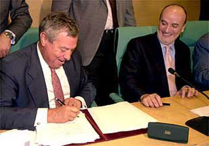 Gonzalo Pascual (a la izquierda), junto a Ignacio Ruiz Jarabo, presidente de SEPI, en el acto de firma de ayer.