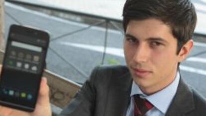 Javier Agüera, cofundador de Blackphone, con el teléfono antiespías en la mano.
