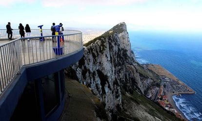 Vista de la construcción de apartamentos en el Peñón por los que España protesta a Reino Unido.