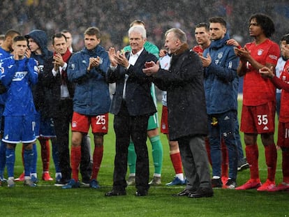 El dueño del Hoffenheim, a la izquierda, posa junto a Rummenigge y los jugadores de ambos equipos.