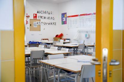 Sillas y mesas de un aula en el interior del Colegio Nobelis de Valdemoro (Comunidad de Madrid) el 20 de mayo.