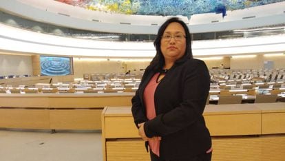 La defensora de Derechos Humanos Wendy Quintero posa en el Palacio de las Naciones de Ginebra, Suiza, durante su visita en mayo de 2019.