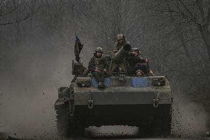 Un grupo de soldados ucranios montados en un tanque en las cercanías de Bajmut, en la región del Donbás, el pasado 15 de marzo.