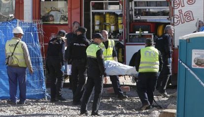 Traslado del cadáver del hombre fallecido al caerle un muro en Benimàmet.