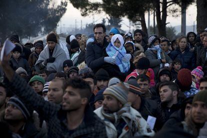 Los refugiados esperan que les permitan cruzar a Macedonia en Idomeni.