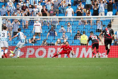 Oyarzabal transforma el penalti de la victoria de la Real.