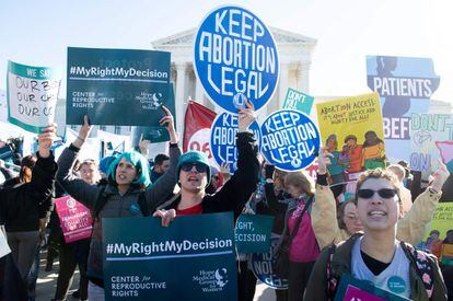 Activistas que apoyan el acceso legal al aborto protestan durante una manifestación frente al Tribunal Supremo de Estados Unidos en Washington DC.