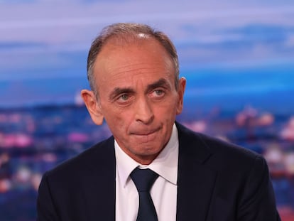 El candidato de extrema derecha, Éric Zemmour, invitado del telediario de la cadena de televisión francesa TF1, este martes.