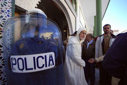 La Policía Nacional rodea la mezquita de Ceuta para apaciguar los ánimos de varios musulmanes enfrentados entre sí durante el tradicional rezo de los viernes.