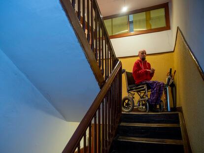 Josu Cifuentes, en silla de ruedas en el rellano del tercer piso de su casa en Bergara (Gipuzkoa).