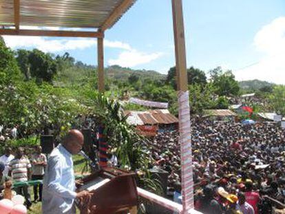 El presidente Michel Martelly inicia la campaña de reforestación 2014 en la población de Cornillon Grand Bois, el pasado 14 de mayo.