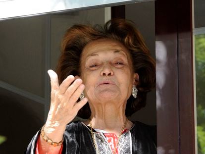 Carmen Sevilla saludaba a los periodistas en octubre de 2012, el día que cumplía 82 años.