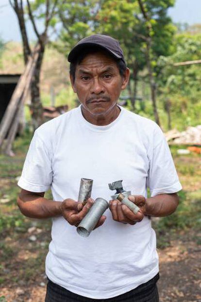 Joel Raymundo sostiene unos cartuchos de gas lacrimógeno utilizados por la policía.