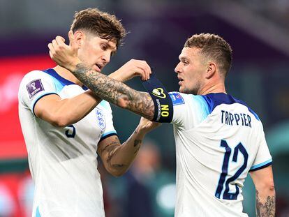 El jugador inglés John Stones le pasa el brazalete de capitán oficial del mundial a su compañero Kieran Trippier el pasado lunes durante el partido contra selección de Irán.