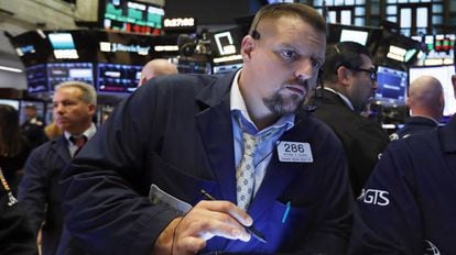 Un operador bursátil en el parqué de Wall Street