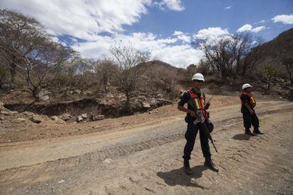 Vigilantes en una mina de oro, en el Estado de Guerrero.