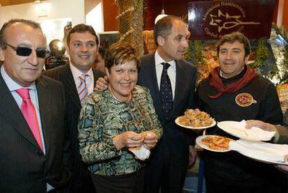 Carlos Fabra (izquierda), Milagrosa Martínez y Francisco Camps, en la feria Fitur 2007.