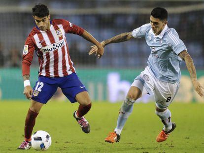 Augusto Fern&aacute;ndez controla el bal&oacute;n ante Pedro Hern&aacute;ndez.