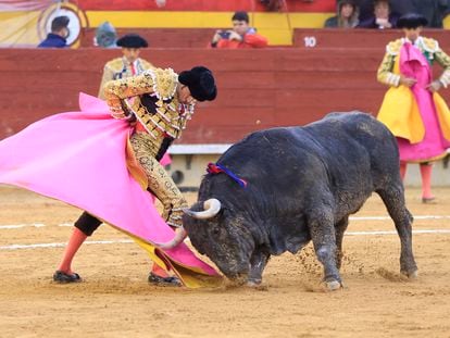 El diestro Emilio de Justo remata una serie con el capote en el cuarto de la tarde en un mano a mano con Miguel Ángel Perera, en la corrida de la Feria de la Magdalena, con toros de Victorino Martín.