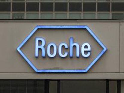 El logotipo de la compañía farmacéutica suiza Roche se ve en la sede de la compañía en Basilea 05 de abril 2012.
