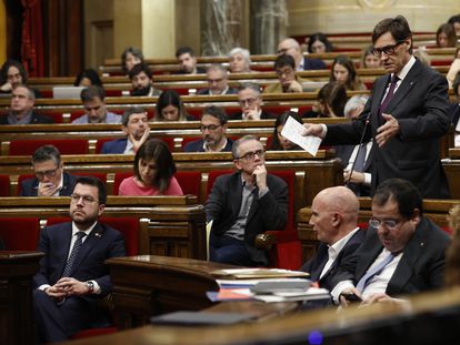 El líder del PSC, Salvador Illa, interpela al presidente de la Generalitat, Pere Aragonès (i), durante la sesión de control en el Parlament.