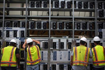 Operarios de la mina de bitcoin de la empresa estadounidense Whinstone en Rockdale (Texas), el 9 de octubre.
