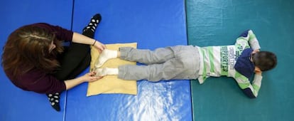 Una monitora realiza ejercicios con una niño que padece dislexia en el colegio BrotMadrid.