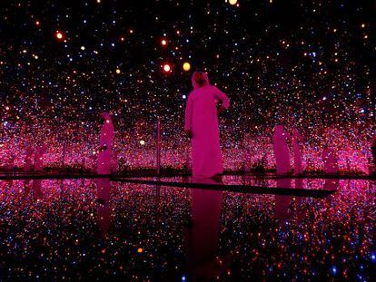 La instalaci&oacute;n &#039;Infinity mirrored room&#039; (Espacio de la infinidad reflejada) de la artista Yayoi Kusama.