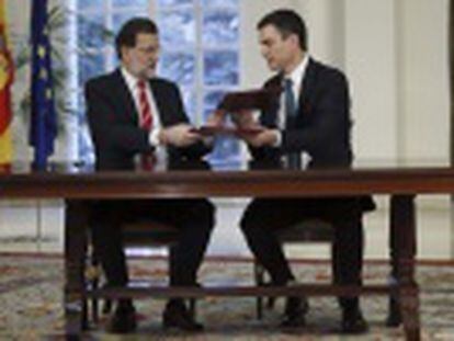 El presidente del Gobierno y el líder del PSOE rubrican una declaración conjunta en La Moncloa.