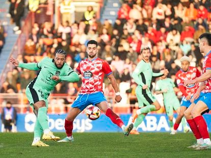 Memphis, autor de dos de los tres goles del Atlético, dispara a la puerta del Lugo.