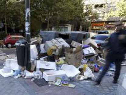 GRA031. MADRID, 14/11/2013.- Basura acumulada en la calle Bret&oacute;n de los Herreros, cuando se cumple el d&eacute;cimo d&iacute;a de huelga de limpieza en la capital. La alcaldesa de Madrid, Ana Botella, ha advertido de que ir&aacute; a la Fiscal&iacute;a y asumir&aacute; los servicios m&iacute;nimos si las concesionarias y los sindicatos no llegan a un acuerdo en 48 horas. EFE/Javier Liz&oacute;n