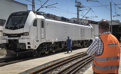 La locomotora Eurodual, fabricada en la planta de Stadler en Albuixech (Valencia).