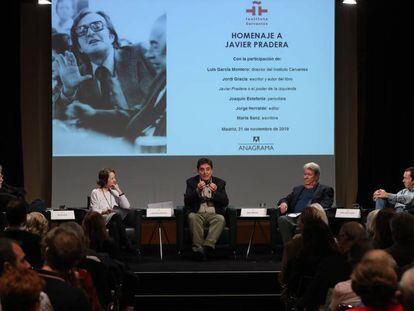 Desde la izquierda, Joaquín Estefanía, Marta Sanz, Luis García Montero, Jorge Herralde y Jordi Gracia, en la presentación del libro sobre Javier Pradera.