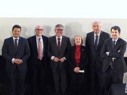 Desde la izquierda, el director del ICAA, &Oacute;scar Graefenhain, el director general de la Academia, Joan &Aacute;lvarez; el secretario de Estado de Educaci&oacute;n, Marcial Mar&iacute;n; la presidenta de la Academia, Yvonne Blake; el secretario de Estado de Cultura, Fernando Benzo, y el director general de Planificaci&oacute;n y Gesti&oacute;n Educativa, Jos&eacute; Mar&iacute;a Fern&aacute;ndez Lacasa.
