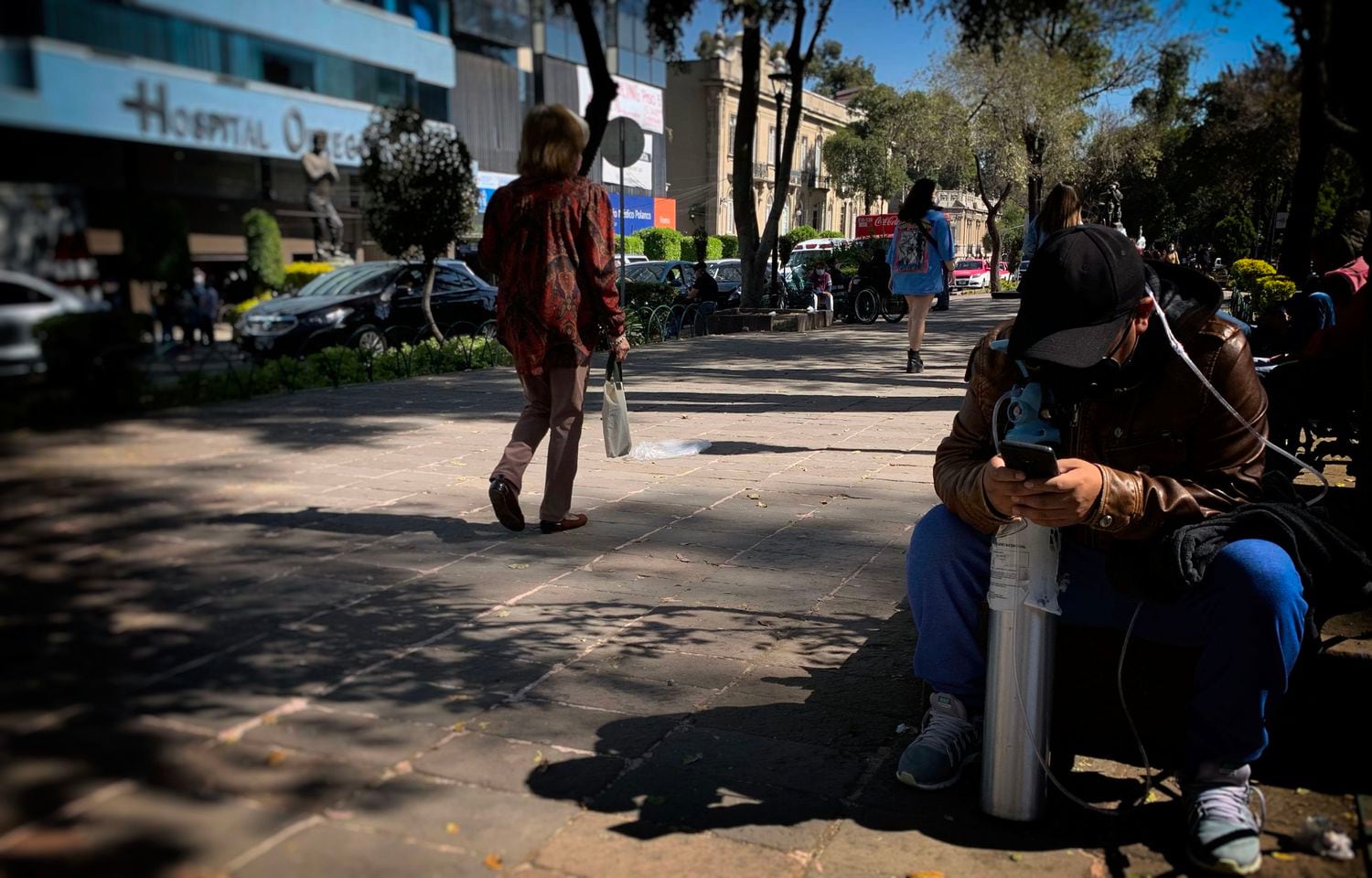 Un joven espera consulta a las afueras de un hospital en Ciudad de México.