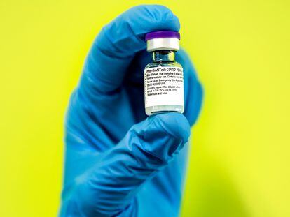 Vacuna de Pfizer-BioNTech Covid-19, durante la segunda fase de la inmunización a sanitarios en Valencia.