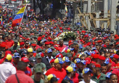 Una marea roja acompaña el féretro de Hugo Chávez por las calles de la ciudad de Caracas.