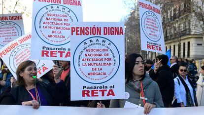 Manifestación convocada por la Asociación Libre de Abogadas y Abogados (ALA), la Asociación Nacional de Afectados por la Mutualidad de la Abogacía y por el Movimiento #J2 en la que abogados y procuradores de toda España demandan una jubilación justa y una dignificación del turno de oficio en Madrid. EFE/Víctor Lerena