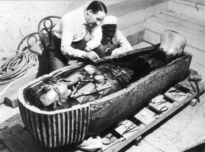 El egiptólogo Howard Carter junto al sarcófago de Tutankamón en Egipto.