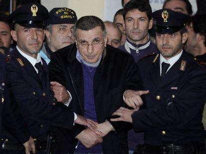 Policias trasladan al jefe mafioso Michele Zagaria.