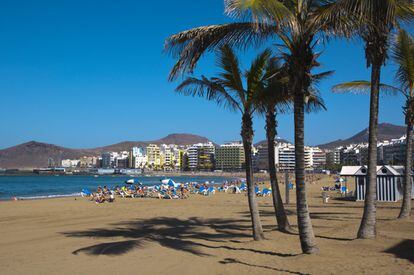 La tercera playa española en esta clasificación es la de Las Canteras, en Las Palmas de Gran Canaria. Los usuarios de TripAdvisor destacan de ella la ventaja de poder disfrutarla todo el año gracias a la suavidad del clima canario y también resaltan su paseo marítimo. Se trata de uno de los arenales más largos de la isla (mide algo más de tres kilómetros) y se coloca en el puesto número 10 de las mejores playas europeas. Más información: <a href="http://www.grancanaria.com/turismo/es/playas/las-canteras/" target="_blank">grancanaria.com/turismo/es</a>