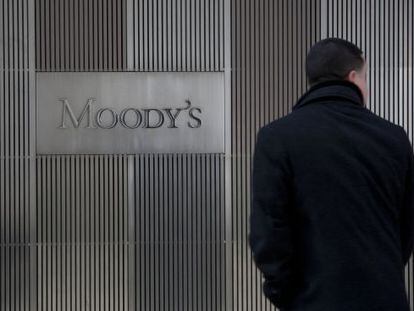 Un hombre ante la sede de Moody&#039;s en Nueva York 