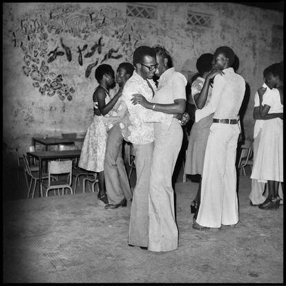 La hora de bailar rumba en una fiesta privada, 1977.