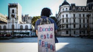 Un hombre carga un cartel en su espalda en referencia al joven desaparecido Tehuel de La Torre, durante una manifestación en abril, en Buenos Aires (Argentina).