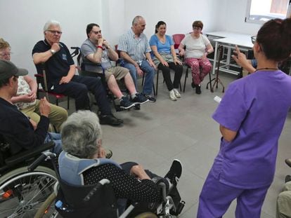 Un grupo de afectados por el da&ntilde;o cerebral adquirido durante una sesi&oacute;n de rehabilitaci&oacute;n. 