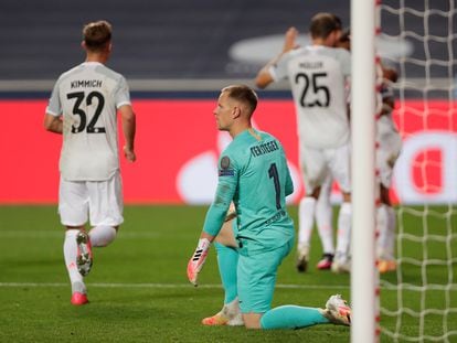 Ter Stegen, arrodillado, tras encajar uno de los ocho goles que el Barcelona encajó ante el Bayern en los cuartos de final de la Champions.