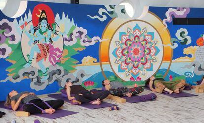 Clase de yoga en Suryalila Yoga Retreat Centre, en Villamartín (Cádiz).