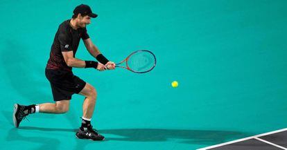 Murray golpea la pelota durante una exhibici&oacute;n reciente en Abu Dabi.