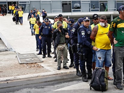 Fuerzas de seguridad detienen a los partidarios del expresidente de Brasil, Jair Bolsonaro, luego de que invadieran el Palacio de Planalto, en Brasilia